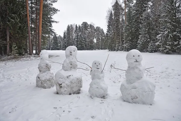 雪が見えない子供たちにとっては冬の楽しみ — ストック写真