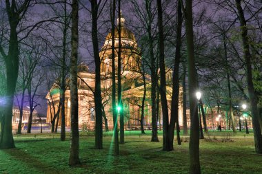 St. Isaac Katedrali manzarası. Geceleri elektrik ışığıyla aydınlatılır..