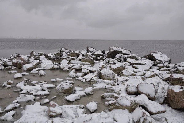 Steine Meer Der Erste Schnee Liegt Auf Ihnen — Stockfoto