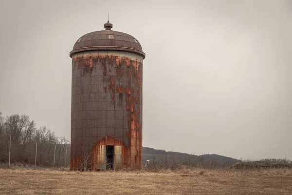 Lone Arabic Style Silo Standing Field — Zdjęcie stockowe