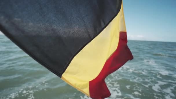 Бельгийский Флаг Размахивающий Над Морем Супер Медленное Движение Высококачественные Кадры — стоковое видео