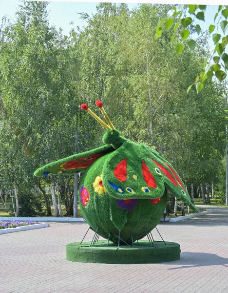 Большая Скульптура Расположенная Центральном Парке Виде Бабочки Сидящей Мяче — стоковое фото