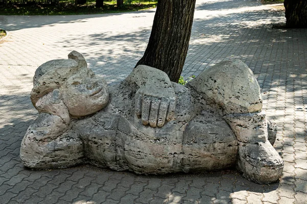 Sculpture Man Who Tired Work Decides Rest Tree — Stockfoto