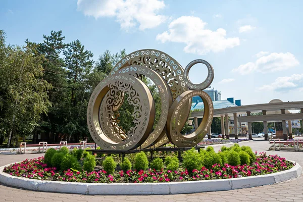 Abstract Sculpture Form Rings Made Polymeric Materials Planted Variety Plants – stockfoto