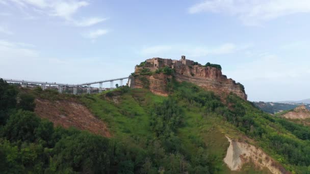 Vista aérea da cidade medieval no topo do planalto na província de Viterbo, Lazio. Parte de uma série, vista aérea da cidade antiga e do edifício medieval em um dia ensolarado de verão. — Vídeo de Stock