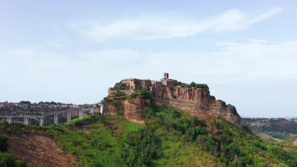 Aerial view of medieval town on top of plateau in Viterbo province, Lazio. Part of a series, aerial view of ancient city and medieval building in a sunny summer day. — Stock Video