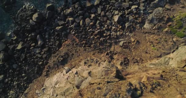 Letecký pohled na přírodní a divoké pobřeží na Sicílii v létě. Dron pohled na krásné bílé zátoky v Salina, skály, modré moře, keře — Stock video