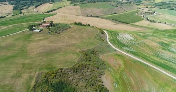 Estrada rural na Toscana durante a luz do sol. Ponto de vista aéreo. — Vídeo de Stock