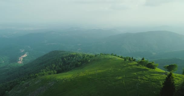 Letecký pohled na krásné zelené údolí s okolními horami. — Stock video