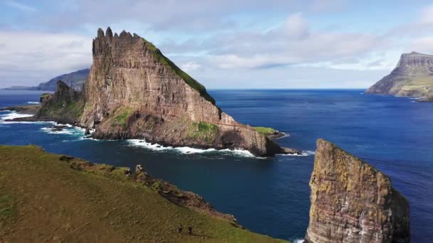 Вид с воздуха на ландшафтную гору в заливе, голубой океан, зеленый луг, высокая скала. Дикая природа на Фарерских островах, без людей, горный пейзаж с голубым океаном. Спектакльный ландшафт зеленые горы и море — стоковое видео