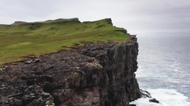 Vista aérea de altos acantilados rocosos, olas del océano rompen en acantilados. Naturaleza salvaje, vida silvestre, silvestre no hay gente, nubes en el cielo, paisaje sin precedentes — Vídeos de Stock