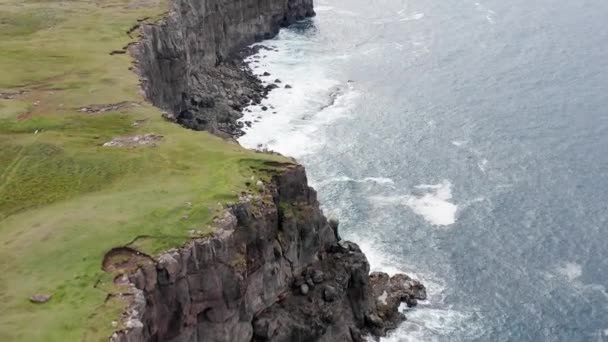 Uitzicht vanuit de lucht hoge rotsen, oceaangolven breken op kliffen. Wilde natuur, wilde dieren, wilde geen mensen, wolken in de lucht, noord landschap — Stockvideo