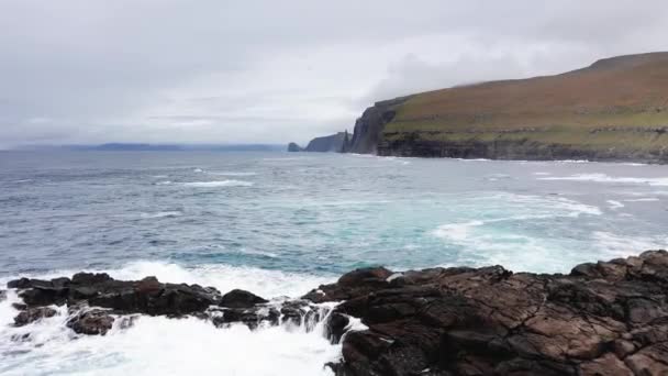 Vista aerea alte scogliere rocciose, onde dell'oceano si rompono sulle scogliere. Natura selvaggia, fauna selvatica, selvatica nessun popolo, nuvole nel cielo, paesaggio noioso — Video Stock