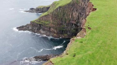 Wild Shoreline hava manzarası. Hava bulutlu ve çarpıcı kıyı manzarası. Çekimi başlatın. Faroe Adaları hava sahası