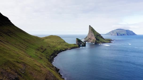 Luchtfoto van landschapsberg in baai, blauwe oceaan, groene weide, hoge klif. Wilde dieren op de Faeröer eilanden, geen mensen, berglandschap met blauwe oceaan. Spectaculair landschap groene berg en zee — Stockvideo