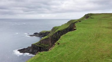 Wild Shoreline hava manzarası. Hava bulutlu ve çarpıcı kıyı manzarası. Çekimi başlatın. Faroe Adaları hava sahası