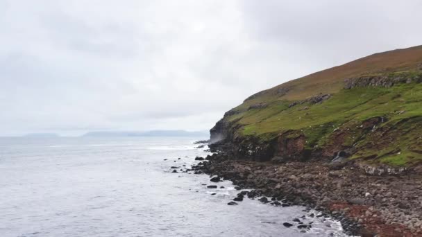 Vista aerea della costa rocciosa, onde dell'oceano si rompono su scogliere rocciose. Natura selvaggia, fauna selvatica, selvatica nessun popolo, nuvole nel cielo, paesaggio noioso — Video Stock