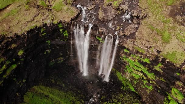 Faroe Adaları 'ndaki çarpıcı şelalenin havadan görünüşü. Fossa şelalesinin havadan görünüşü. Hava bulutlu, çekim yapıyoruz, insan yok. Vahşi kayalık yamaçta görkemli bir şelale. Yüksek kaliteli görüntüler. — Stok video