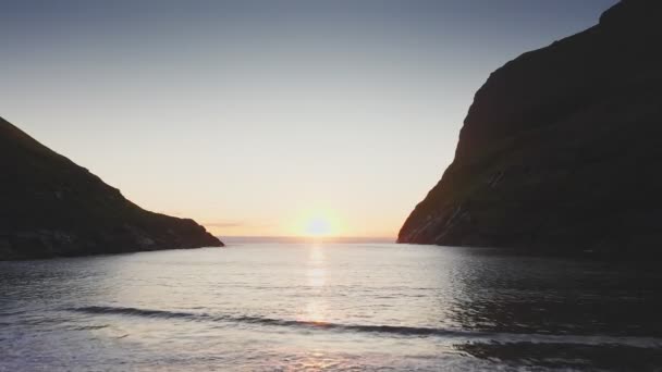 Αεροφωτογραφία του ηλιοβασιλέματος στην παραλία με φοβερό ήλιο χρυσή αντανάκλαση σε ήρεμα κύματα. Χρυσή παραλία και ορεινή σιλουέτα και στις δύο πλευρές.Ασυνήθιστο τοπίο και υπόβαθρο, νησιά Φερόε — Αρχείο Βίντεο
