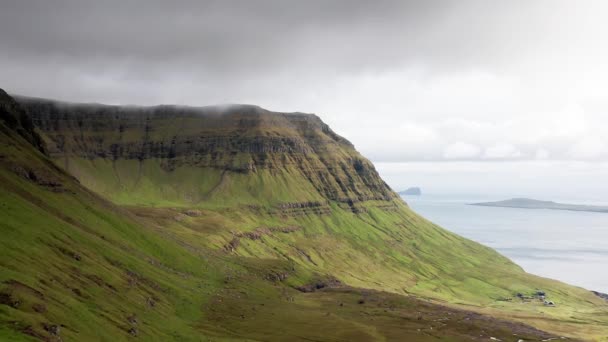 Вид с воздуха на дикую природу, острова, океан, зеленые горы и скалы. Впечатления от захватывающего архипелага Фарерских островов в Северной Атлантике — стоковое видео