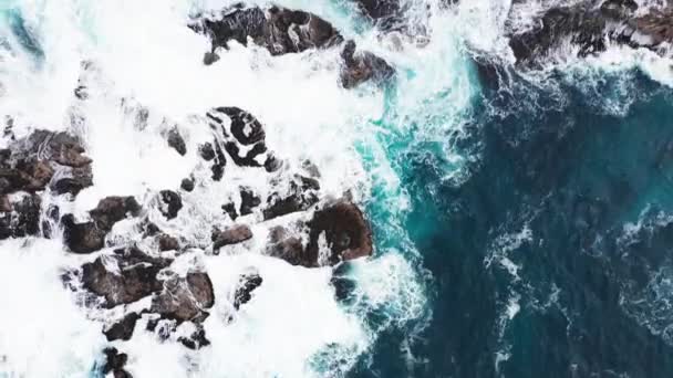 Vista aérea de las olas se rompen en las rocas de los acantilados de las Islas Feroe en un océano azul.Drone Imágenes aéreas de la naturaleza verde y el océano. — Vídeos de Stock