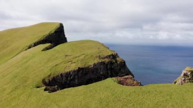Wild Shoreline hava manzarası. Hava bulutlu ve çarpıcı kıyı manzarası. Çekimi başlatın. Faroe Adaları hava sahası