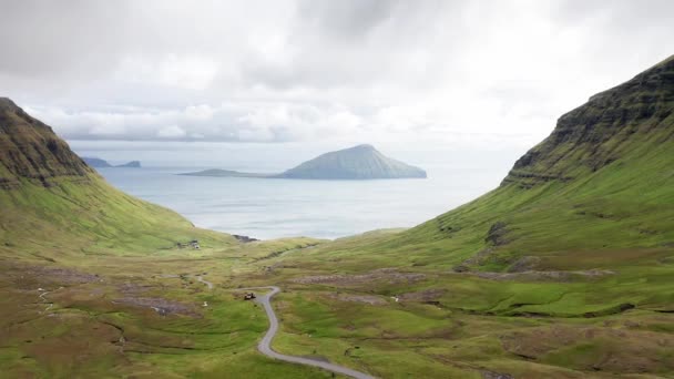 Uitzicht vanuit de lucht op de wildernis natuur, eilanden, oceaan, groene berg- en rotskliffen Indrukken van de fascinerende archipel van de Faeröer eilanden in de Noord Atlantische Oceaan — Stockvideo