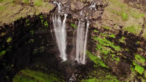 Faroe Adaları 'ndaki çarpıcı şelalenin havadan görünüşü. Fossa şelalesinin havadan görünüşü. Hava bulutlu, çekim yapıyoruz, insan yok. Vahşi kayalık yamaçta görkemli bir şelale. Yüksek kaliteli görüntüler. — Stok video