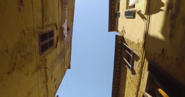 Picturesque street in the medieval town in Tuscany, Italy. Eyes on the top, golden architecture houses. — Stock Video