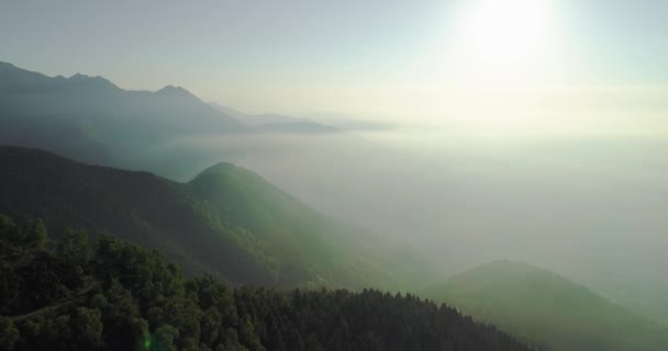 공중에서 녹색 안개 숲을 볼 수있습니다. 드론의 녹색 산맥의 시야, 아침 햇살 이 카메라맨에 비치는 . 녹색 지속 가능 한 미래의 교통 개념. 느린 동작 — 비디오