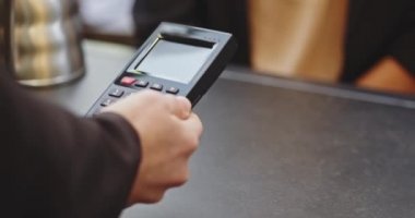 PIN kodunu girmeden kredi kartı ödeyen kadının yakın plan fotoğrafı, akıllı ödeme, ulaşılamaz ödeme, e-para, dijital para. Tıbbi maskeli barmen kadın, Cavid 'den sonra iş tekrar açıldı.