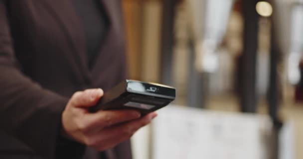 NFC technológiával fizető közelkép nő, telefonos érintésmentes fizetéssel diáklánnyal, üzletasszonnyal. Telefonos fizetés elektronikus fizetési gépen vagy kártyaolvasón. Elektronikus pénz készpénz nélküli pénztárcában — Stock videók