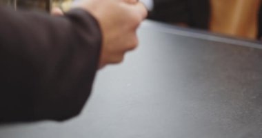 PIN kodunu girmeden kredi kartı ödeyen kadının yakın plan fotoğrafı, akıllı ödeme, ulaşılamaz ödeme, e-para, dijital para. Tıbbi maskeli barmen kadın, Cavid 'den sonra iş tekrar açıldı.