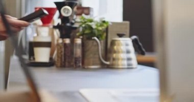 PIN kodunu girmeden kredi kartı ödeyen kadının yakın plan fotoğrafı, akıllı ödeme, ulaşılamaz ödeme, e-para, dijital para. Tıbbi maskeli barmen kadın, Cavid 'den sonra iş tekrar açıldı.