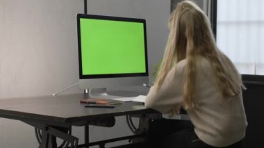 Üniversite öğrencisi internetten ders izliyor ve evden ders çalışıyor. Genç bir kadın bilgisayar ekranına bakarken video görüşmesinde profesörün matematik çalışmasını izliyor. Yeşil Ekran