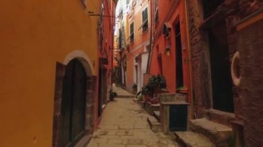 Cinque Terre 'de taş yolu olan eski dar bir sokakta yürüyorum. Eski şehir, mimari, renkli evler, yaz aylarında dar sokaklar..