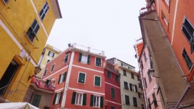 Cinque Terre 'de eski dar bir sokakta yürüyorum. Eski şehir, mimari, renkli evler, yaz aylarında dar sokaklar..