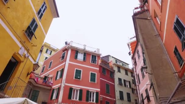 Spacerując starożytną wąską uliczką w Cinque Terre. Stare miasto, architektura, kolorowe domy, wąskie uliczki w okresie letnim. — Wideo stockowe