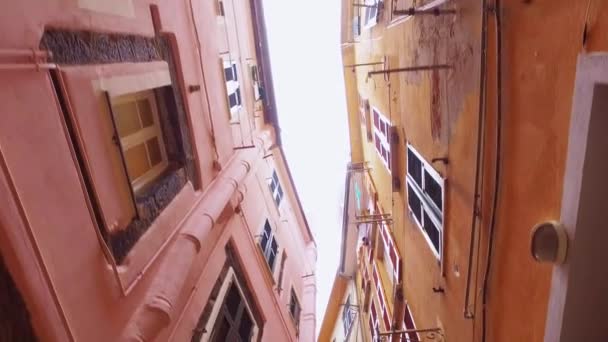 Spacerując starożytną wąską uliczką w Cinque Terre. Stare miasto, architektura, kolorowe domy, wąskie uliczki w okresie letnim. — Wideo stockowe