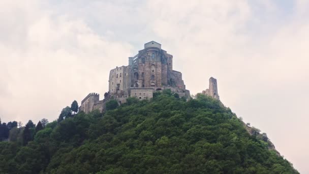 Vista Una Iglesia Cima Montaña Bosque Denso Que Extiende Pendiente — Vídeos de Stock