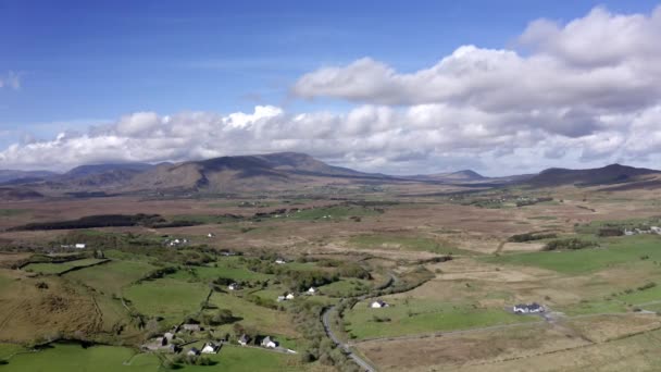 アイルランドの緑の農地の空中ビュー アイルランドの農村風景 パノラマ 小さな村 空の道路 背景の丘 高品質4K映像 — ストック動画