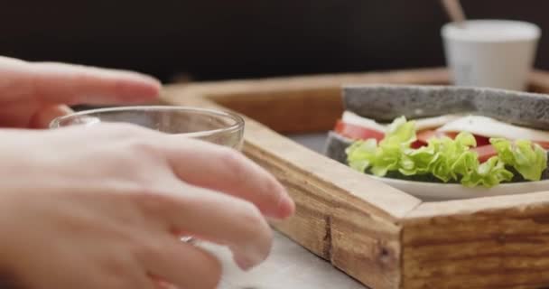 Öğle Yemeği Bitiminde Yakın Plan Ginseng Kahvesi Sebzeli Sandviç Modern — Stok video