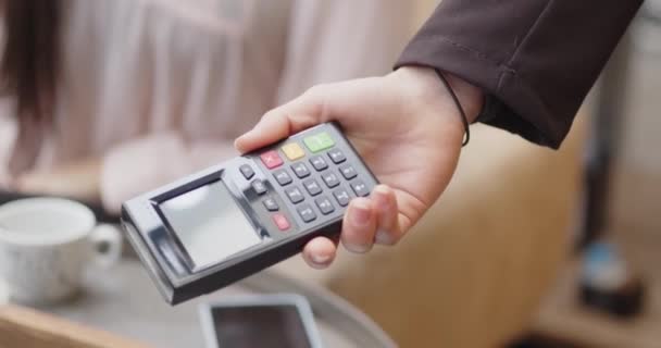 Close Pague Com Cartão Crédito Máquina Pagamento Eletrônico Leitor Cartão — Vídeo de Stock