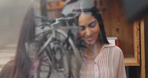 Hermosa Joven Morena Está Sentada Restaurante Disfrutando Sonriendo Mirando Exterior — Vídeos de Stock