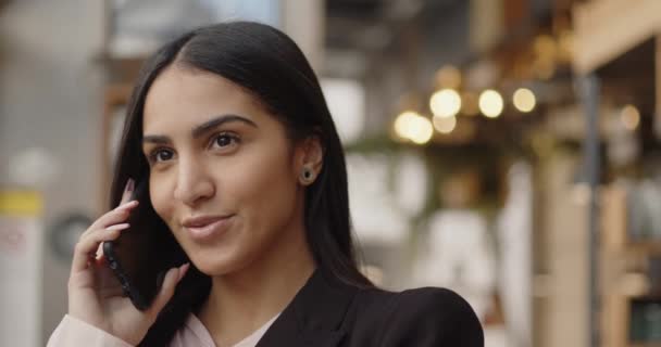 Glimlachende Jonge Zakenvrouw Professioneel Praten Telefoon Voor Het Raam Gelukkige — Stockvideo