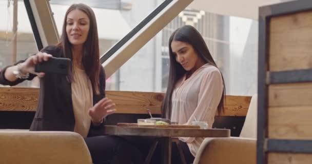 Két Női Barát Pózol Szelfihez Étteremben Evés Előtt Aztán Kiválasztják — Stock videók