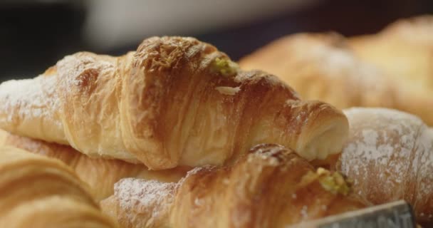 Zbliżenie Złotych Rogalików Piekarni Typowe Śniadanie Rogalikiem Kawą Poczęcie Żywności — Wideo stockowe