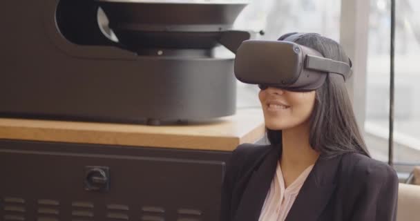 Технология Будущего Красивая Многонациональная Женщина Помощью Гарнитуры Виртуальной Реальности Прокручивает — стоковое видео