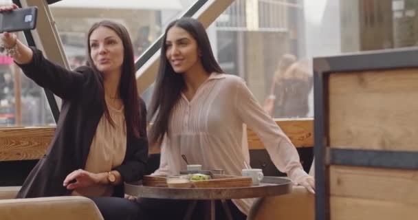 Dwie Przyjaciółki Pozujące Selfie Restauracji Przed Jedzeniem Posiłku Następnie Wybrać — Wideo stockowe