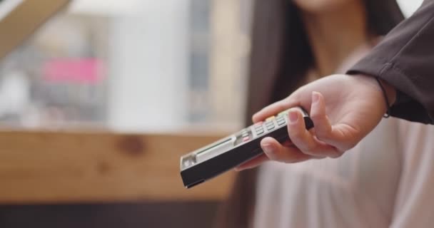 Pague Por Telefone Máquina Pagamento Eletrônico Leitor Cartão Dinheiro Eletrônico — Vídeo de Stock